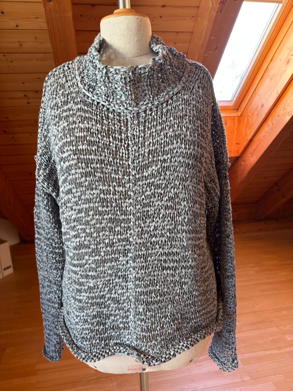 Pulls & Sweat-shirts: Bändchen-Pullover von Esmeralda, grob gestrickt grau-blau – Neuf (Voir description) à Stäfa par Mofi8712