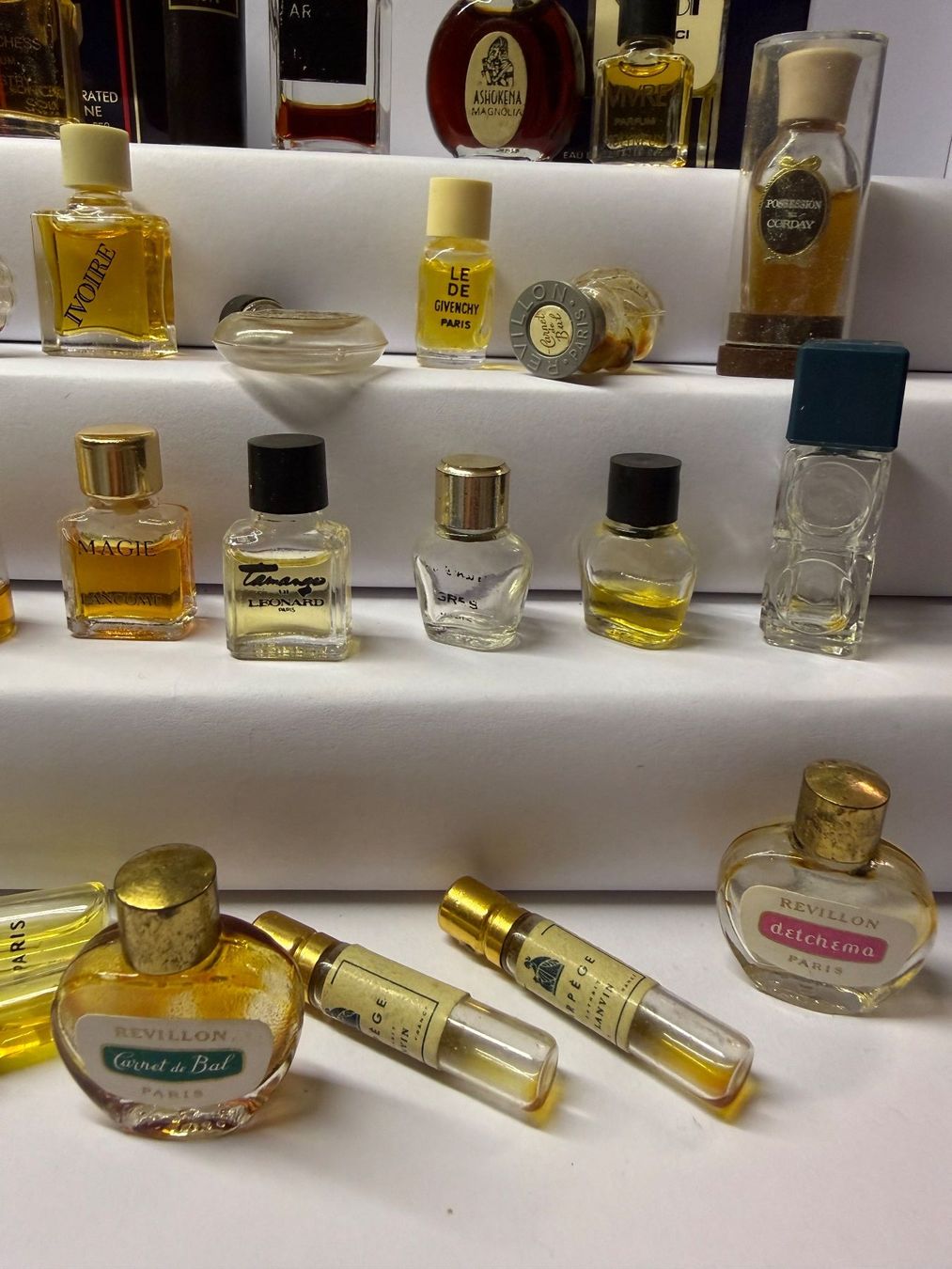 Profumi & Eau de Toilette: Uralte winzige Parfum Miniaturen – Usato da St. Gallen venduto da aracne 1
