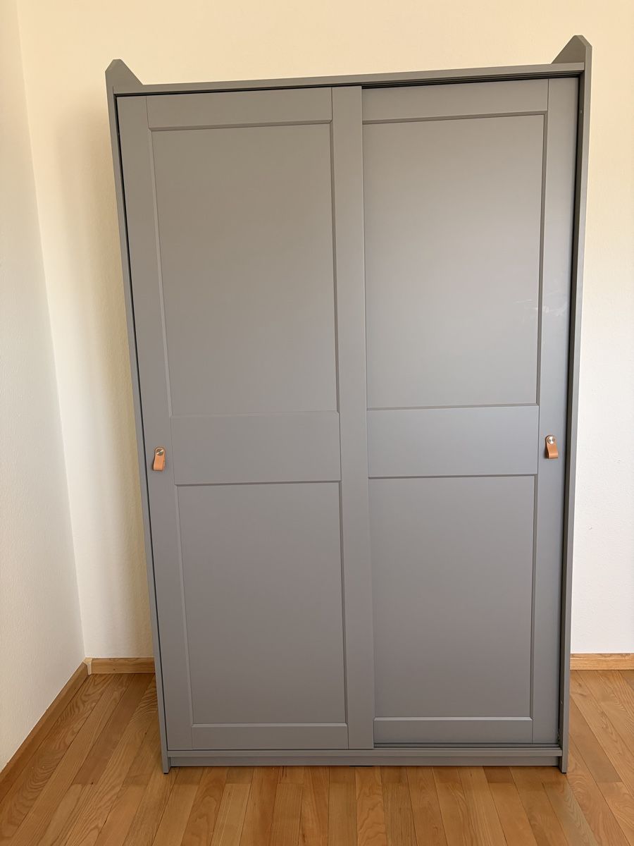 Armadi: Wardrobe grey sliding doors with hanging rail and shelf – Nuovo (secondo la descrizione) da Muttenz venduto da mheimsoth