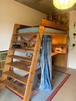 Hochbett Massivholz mit Schreibtisch und Regal top Zustand