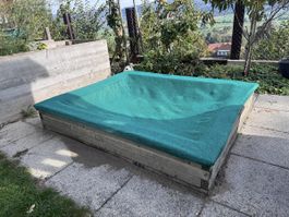 Sandkasten aus Holz mit Abdeckung
