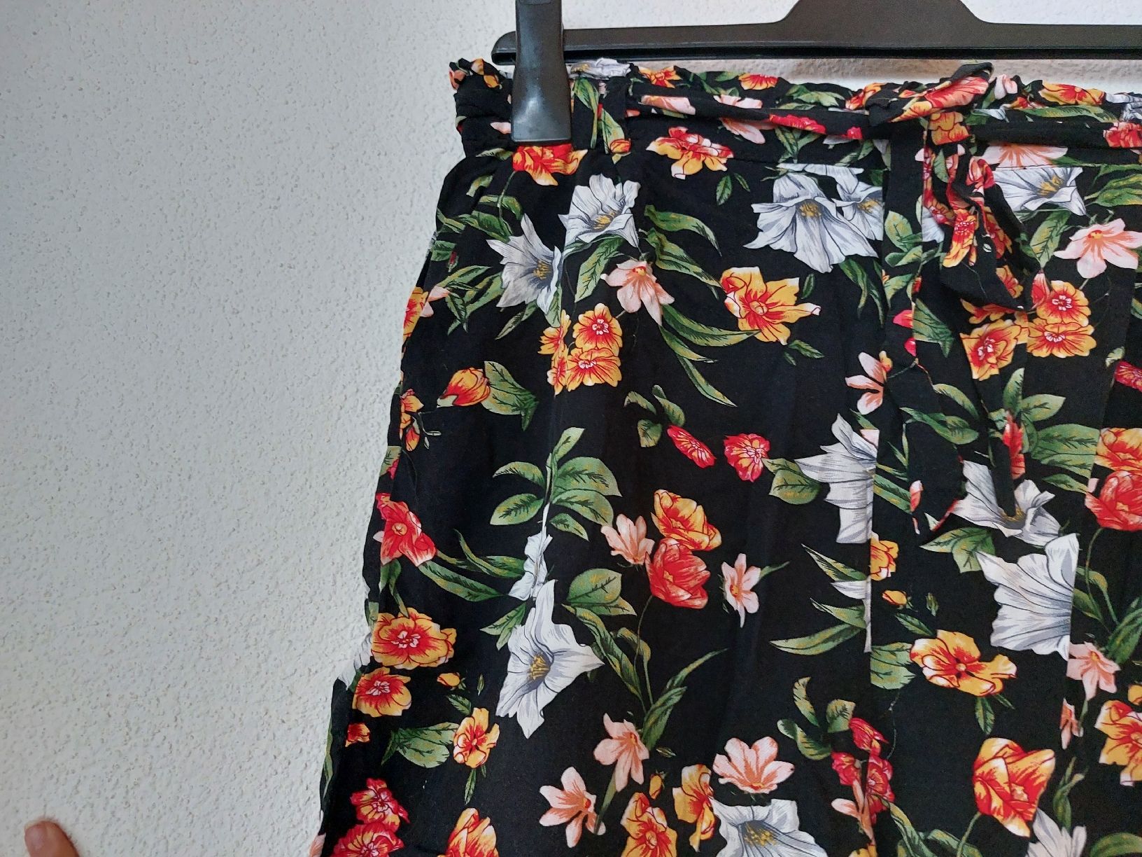 Pantalons: Kurze Hose Blumenmuster – D'occasion à Effingen par roe_7mb7 1