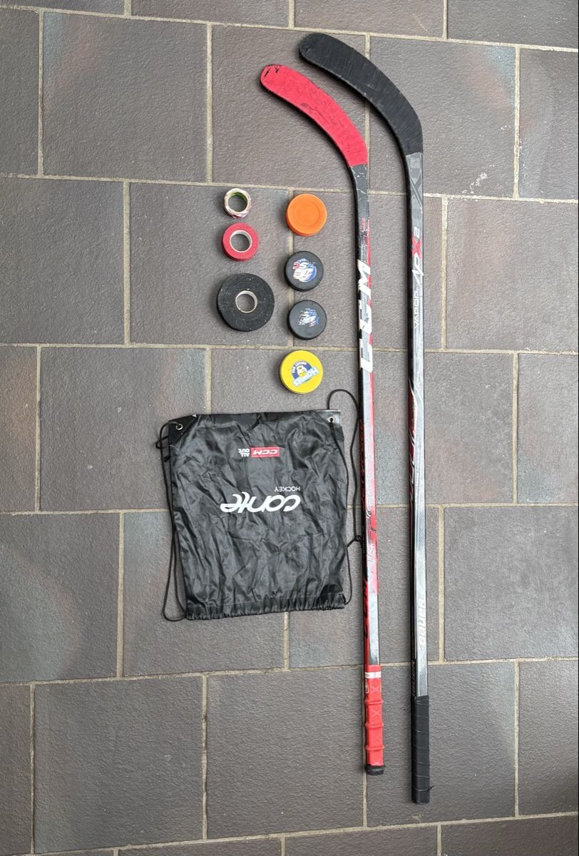 Ccm Stöcke & Schaufeln: 2x Eishockey Stöcke und Accessoires – Gebraucht aus Winterthur von niemim