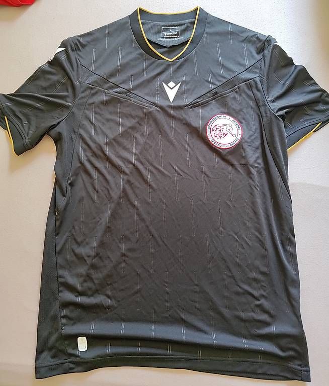 Maillots de corps & Pantalons: Schiedsrichter Trikots Set Macron 2026 – Neuf avec emballage d'origine à Bern par Nicolaro