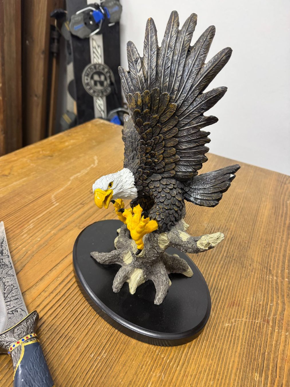 Figurines: Rare Eagle Head Knives & Statue Set | Handcrafted – D'occasion à Luzern par Antiquesonline 1