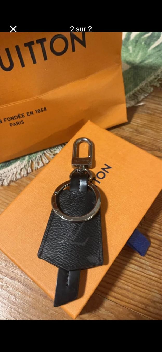 Louis Vuitton Portachiavi: Porte-clés de luxe en cuir noir - Élégance discrète – Nuovo e nell'imballaggio originale da Monthey venduto da Chez-Dani-81 1