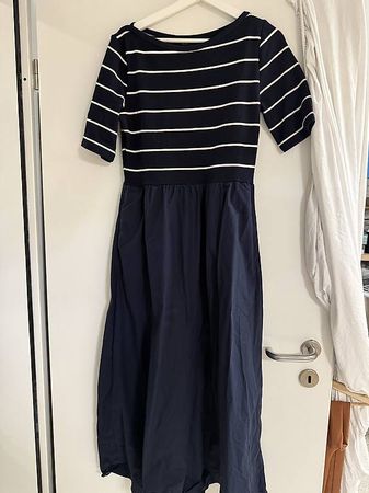 Kleid Blau mit gestreiftem Shirt
