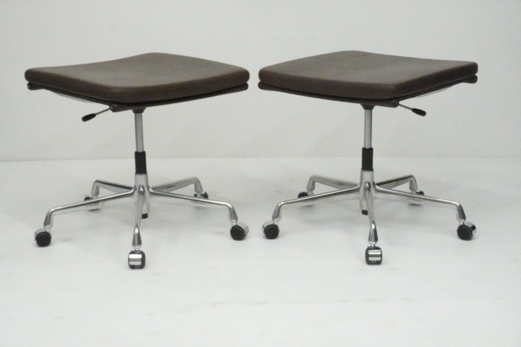 Vitra Hocker: Vitra Hocker auf Rollen EA223 Leder braun – Gebraucht aus Bad Zurzach von QLASSIQ 3