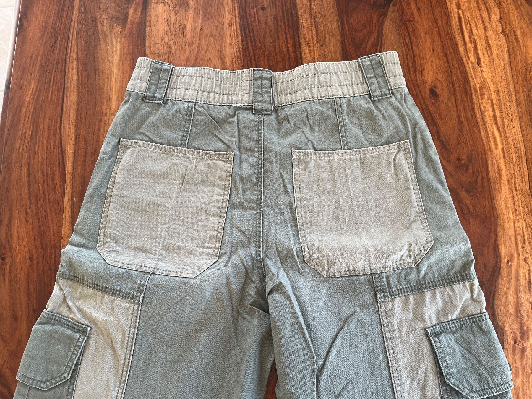 Pull&Bear Pantaloni: Pantalon cargo vert kaki patchwork taille S – Usato da Cossonay-Ville venduto da 021epi70 3