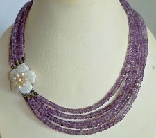 Collier mit Amethyst und Perlenblumenschliesse neuwertig