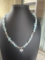 Sommerliche Halskette aus Larimar Splitten und Bergkristall 