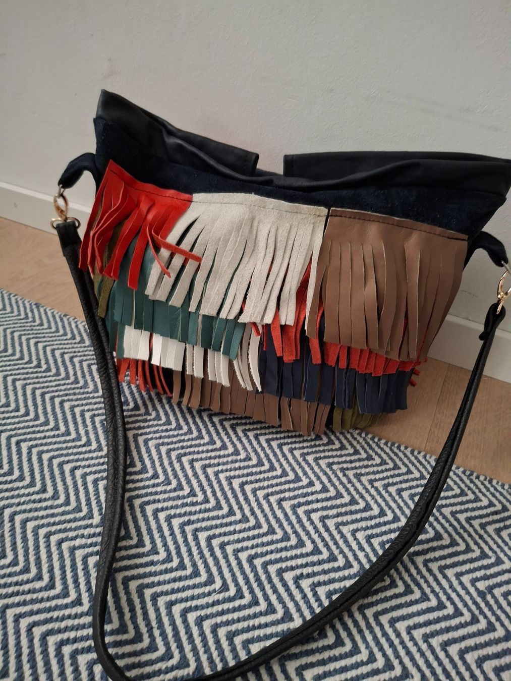 Borse da donna: Schicke Leder Fransen Handtasche / Schultertasche - Chic! – Nuovo (secondo la descrizione) da Bellikon venduto da MellonCollieMitTwint 2