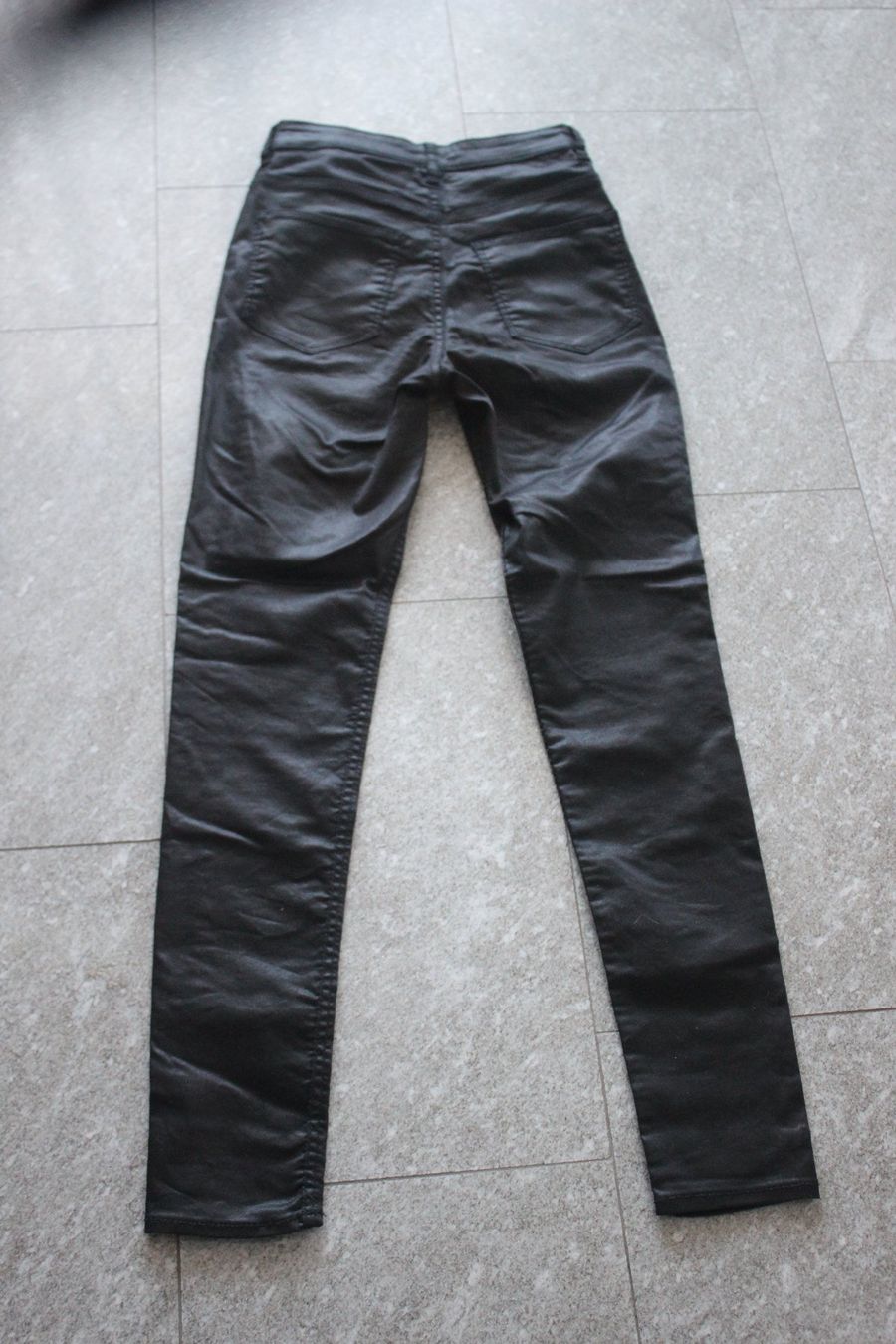 H&M Pantaloni: Hose in glänzendem Material, Grösse 36 – Usato da Staufen venduto da qualiton 2