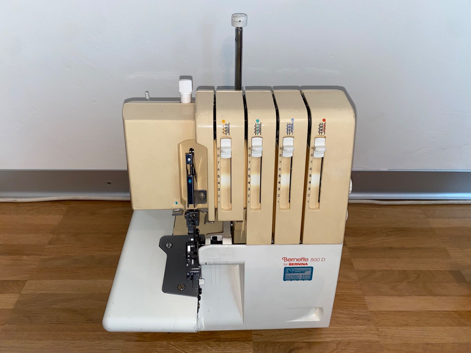 Bernina Macchine da cucire: Bernina Bernette 800 D - Overlock Nähmaschine – Difettoso da Rotkreuz venduto da mia_dc2r