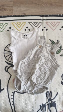 Neu H&M 2x Set Musselin Latzhose und Body beige weiss