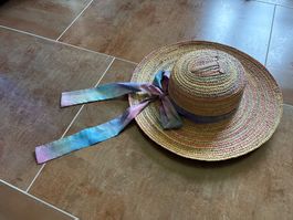 Sommerhut mit farbigem Band, ideal für warme Tage!