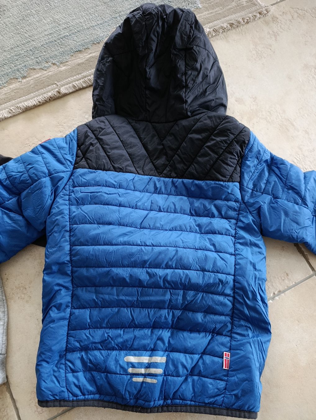 Lotti di vestiti: LOT 2 PULLS + VESTE DOUDOUNE 6-7ANS – Usato da Sierre venduto da shirley04 6