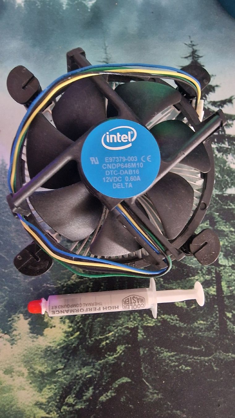 Intel Composants électroniques: CPU Kühler Intel E97379-003 mit Wärmeleitpaste – D'occasion à Seftigen par bendzsy91