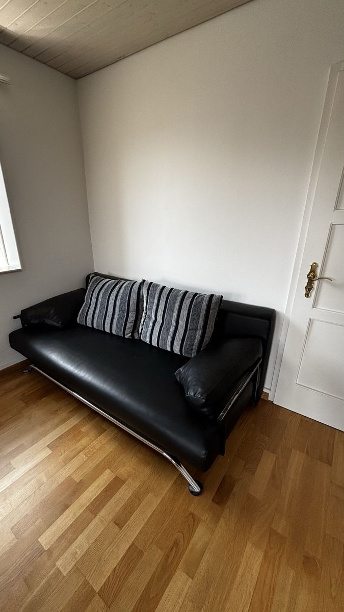 Sofas: Schlafsofa schwarz Kunstleder Metall Chrom – D'occasion à St. Gallen par bombo19