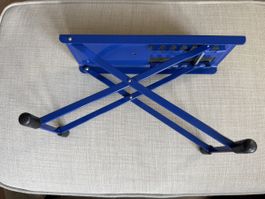 Adjustable guitar footrest