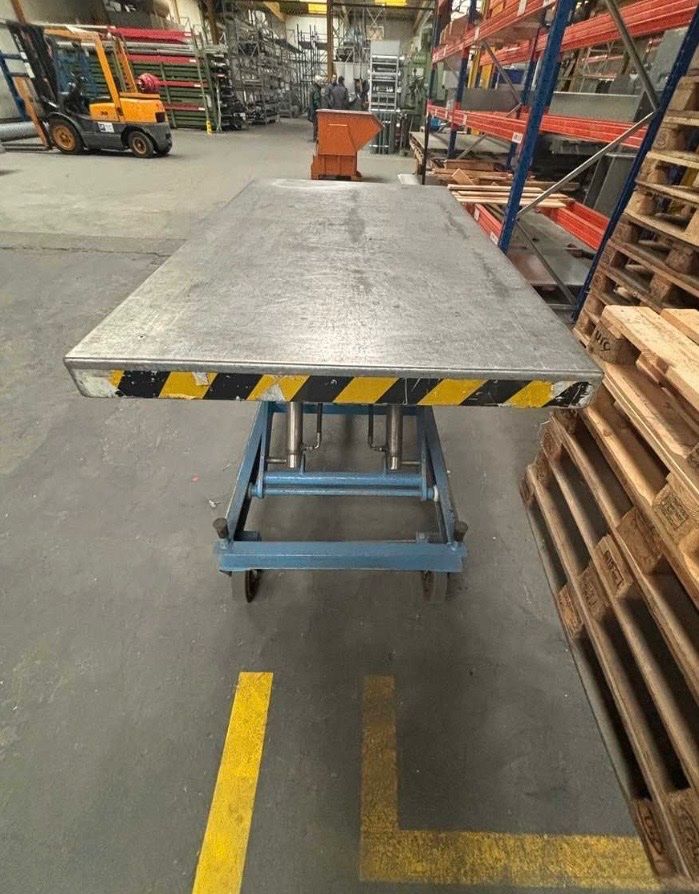 Piattaforme elevatrici & Crick: Mobiler Marken Scherenhubtisch Hydraulisch – Usato da Egg b. Zürich venduto da SwissTradingAgency 1