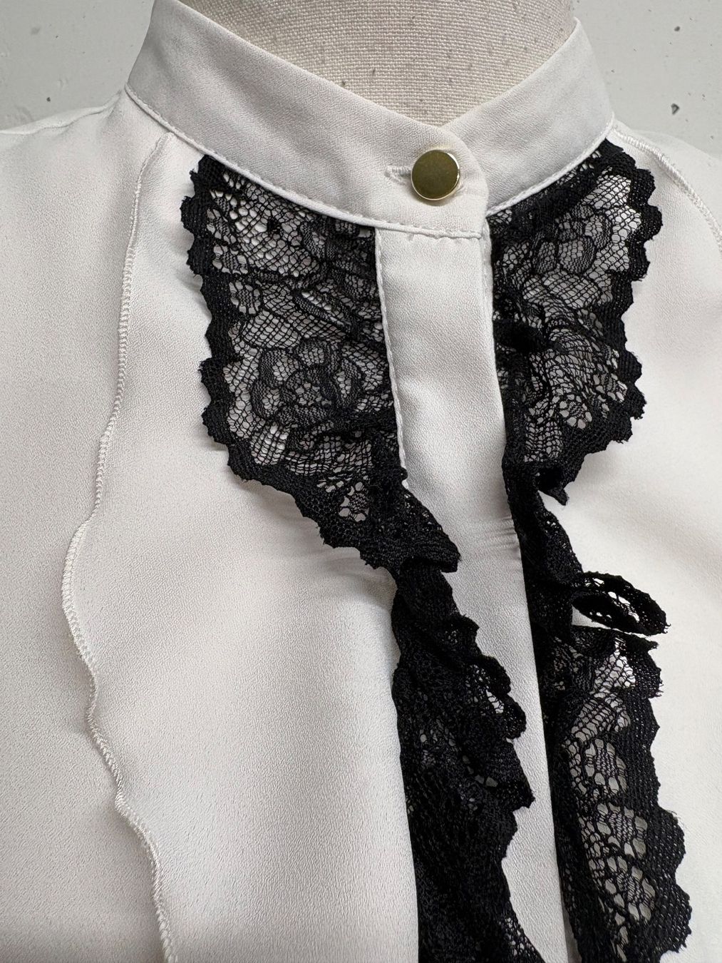 Camicette: Mohito Bluse Weiss mit Spitze Gr. 36/38 Rüschen – Nuovo (secondo la descrizione) da Regensdorf venduto da secondchancefashion 1