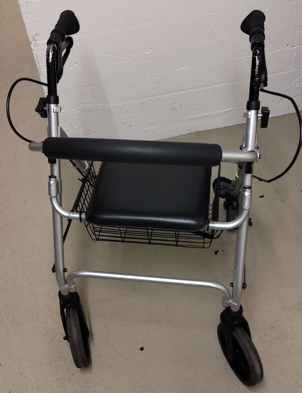 Ausili per la deambulazione: Rollator Dietz mit Sitz und Korb – Usato da Schaffhausen venduto da chr_2rw5