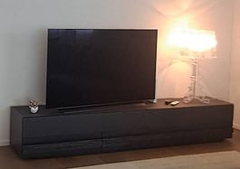 Edles, satiniertes Lowboard / TV- Möbel