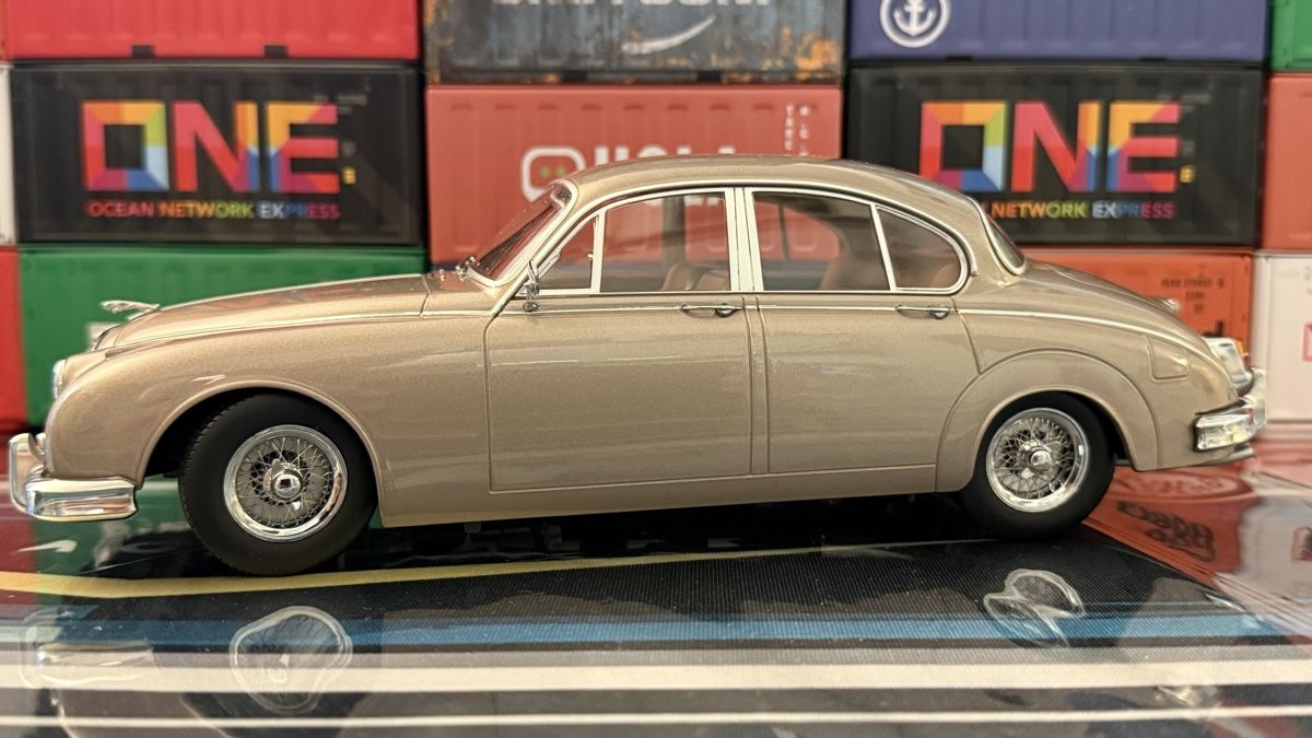 Jaguar Modellautos: Jaguar MKII 3.8 Champagner Gold – Neu (gemäss Beschreibung) aus Basel von Zomeg