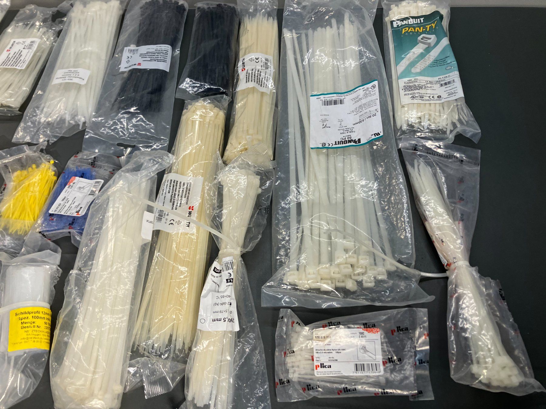 Tous les outils: gr. Posten mit div. Kabelbindern gross u. klein ab 1.- – D'occasion à Lichtensteig par Buy24International 1