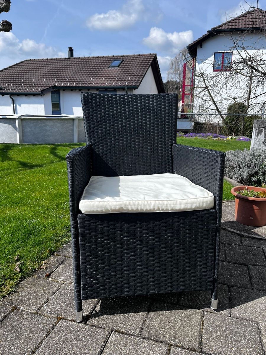 Sedie: 8 schwarze Gartensessel aus Rattan – Usato da Wil SG venduto da Miwil