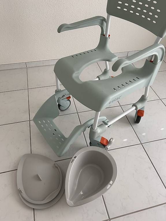 Chaises roulantes: Dusch-und Toilettenstuhl – D'occasion à Schwerzenbach par nic_zt5r 2