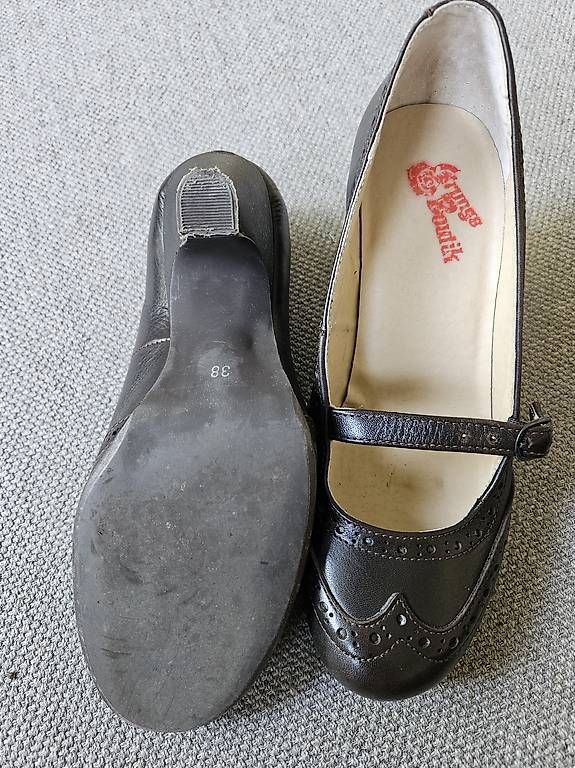 Scarpe da donna: Damenschuhe Echtleder Grösse 38 braun – Usato da Herrenschwanden venduto da marcavi 2