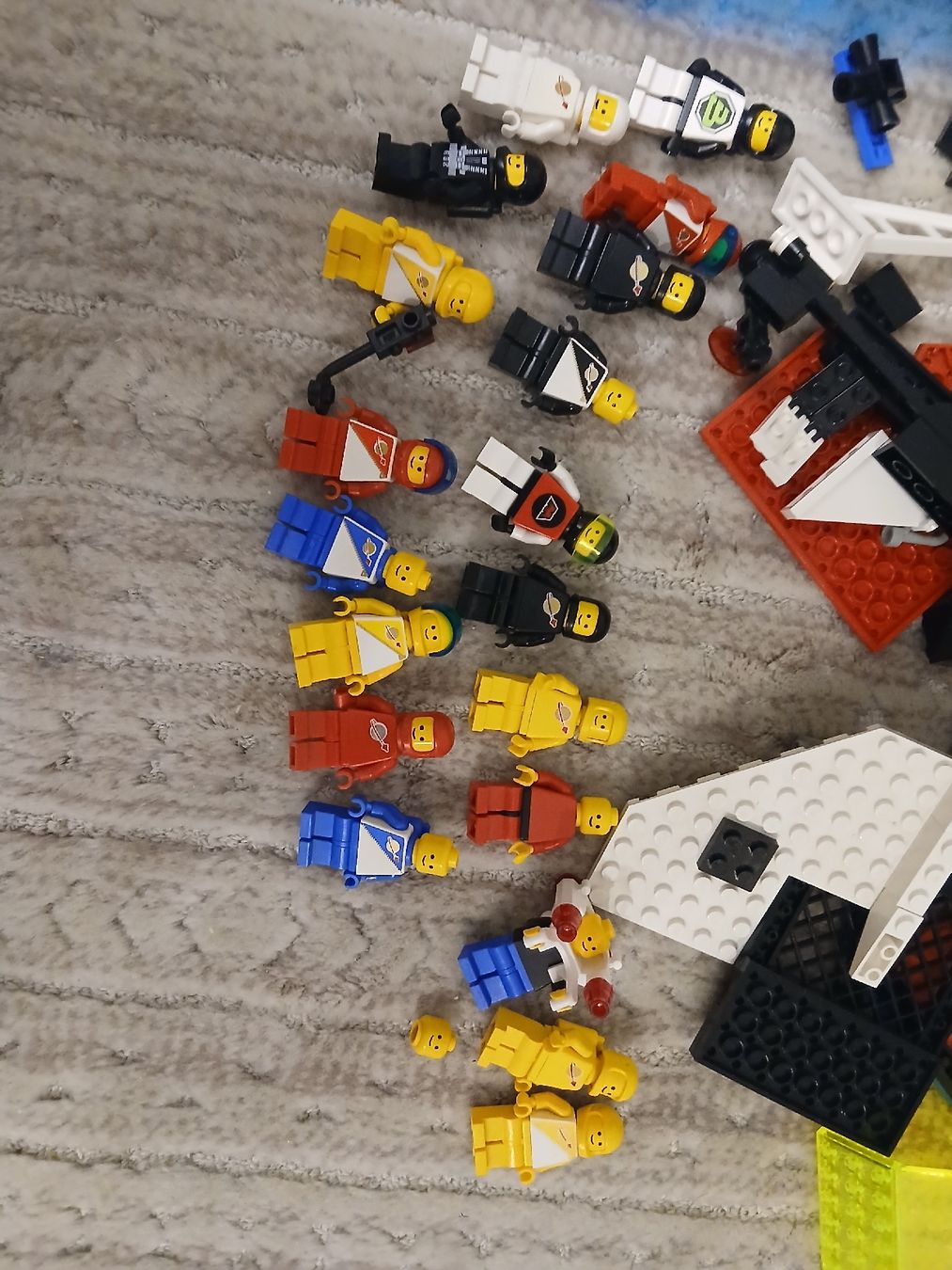 Lego Spielzeuge: Lego Space Figuren und Einzelteile – Gebraucht aus Rapperswil SG von cosiba01 1