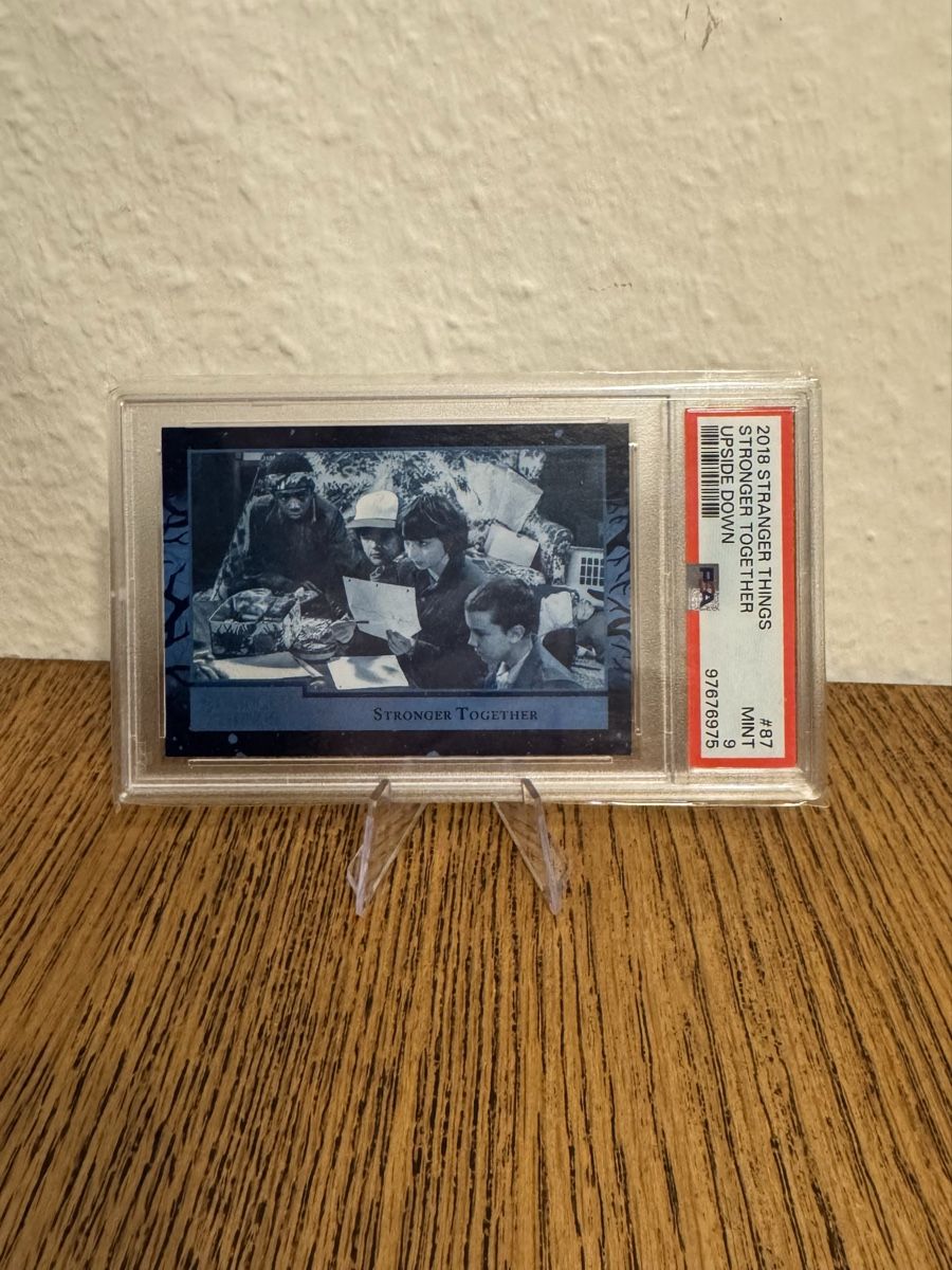 Topps Carte collezionabili: Topps Stranger Things Stronger Together/99 Full Team RC PSA9 – Nuovo e nell'imballaggio originale da Watt venduto da TnP_Collectibles