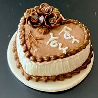 Herztorte mit Rosen für die Puppenstube. Handarbeit.
