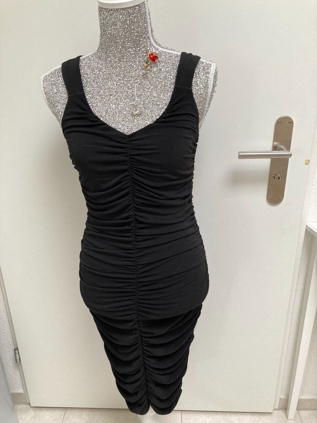 Kleider: Kleid Abend/Cocktailkleid schwarz 36 – Gebraucht aus Glattpark (Opfikon) von Pangie
