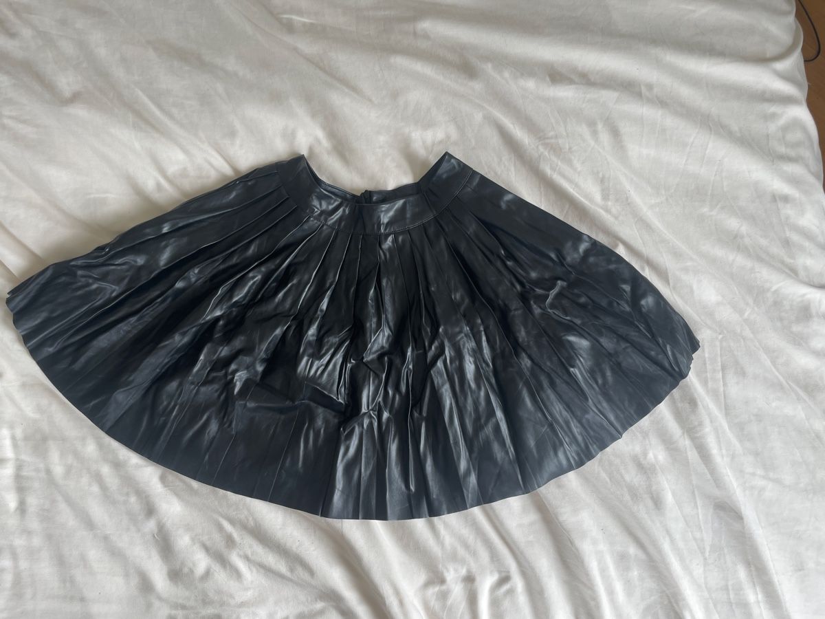 Shein Gonne: Schwarzer Lederlook Mini Faltenrock - Grösse XS – Usato da Rafz venduto da Bina261