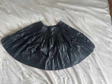 Schwarzer Lederlook Mini Faltenrock - Grösse XS