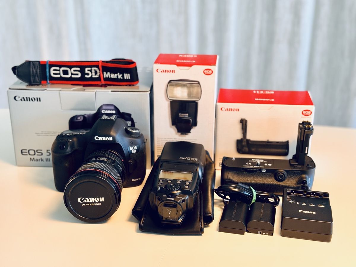 Canon Fotocamera: Canon EOS 5D Mark III Camera Bundle with Flash – Usato da Zug venduto da mhannesb