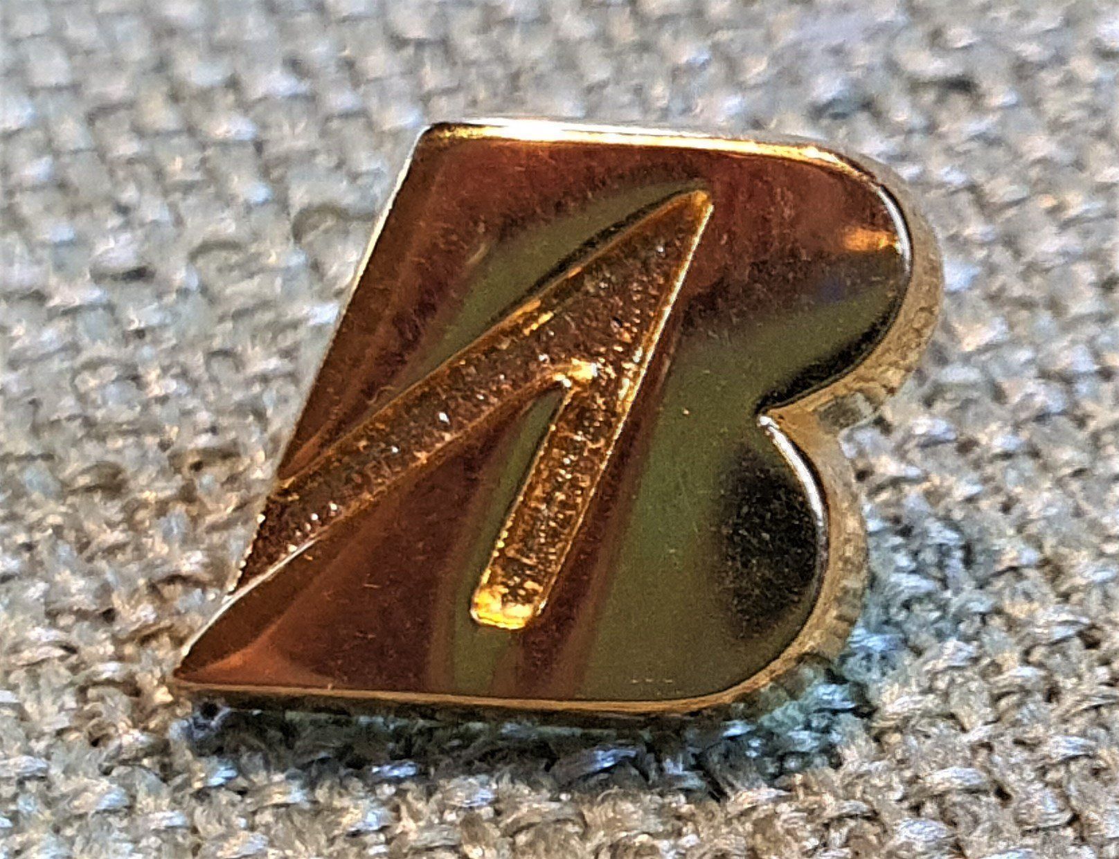 Placchette & Badge: E711 - 3D Pin Gldiges Bridgestone B Logo – Usato da Reinach BL venduto da Boston-Verkauf
