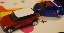 2 Spielzeugautos rot und blau guter Zustand