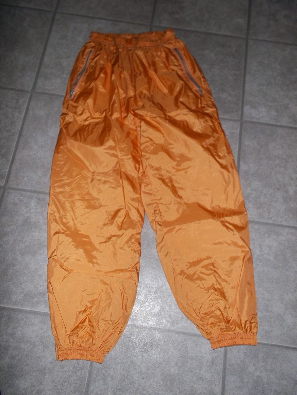 Completi & Tailleur: lässiger Damen Trainingsanzug Grösse 38 – Usato da Kaltbrunn venduto da Cindy99 2