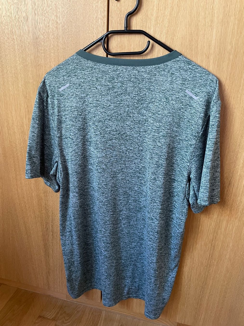 Nike T-Shirts: T-shirt sport NIKE Running – Gebraucht aus Leytron von acb_00 2