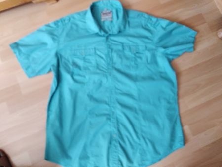 2 Neuwertige Herrenhemd 3XL  beide  für 24.--Fr