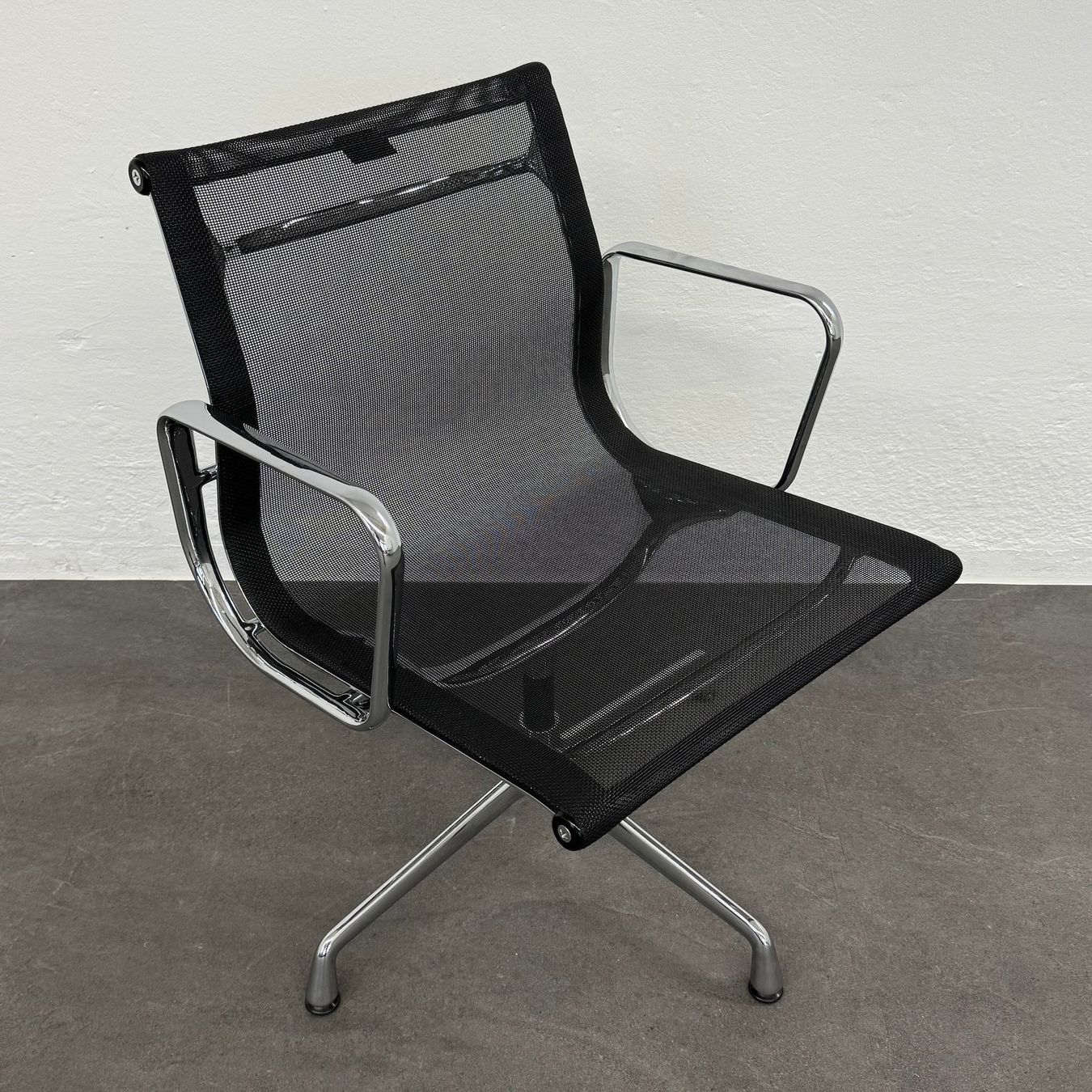 Sedie: Vitra Eames Alu Chair EA108 Netz – Usato da Schönenwerd venduto da mcofficeshop 1