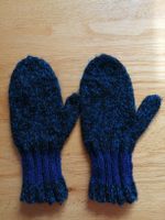 Handgestrickte, warme Winterhandschuhe in Blau/Schwarz