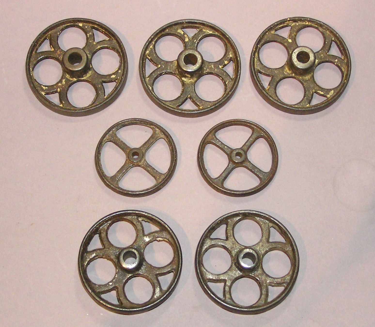 Spielzeuge: 7ANTIKE SPIELZEUG EISENGUSS RÄDER – Gebraucht aus Grenchen von Antique-hunter