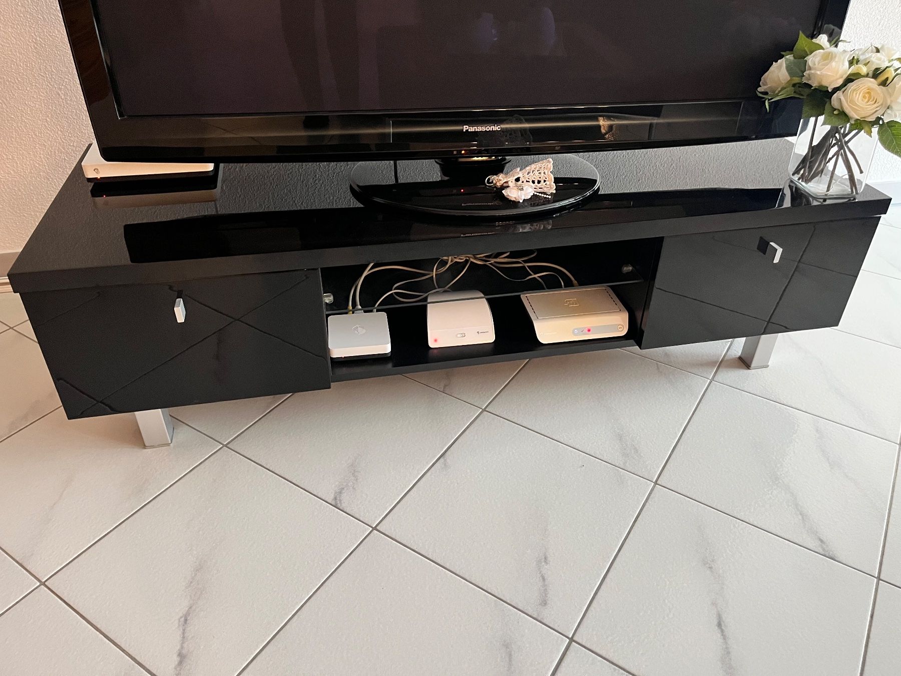 Mobili TV: Tv Möbel schwarz hochglanz – Usato da Hinwil venduto da dire07