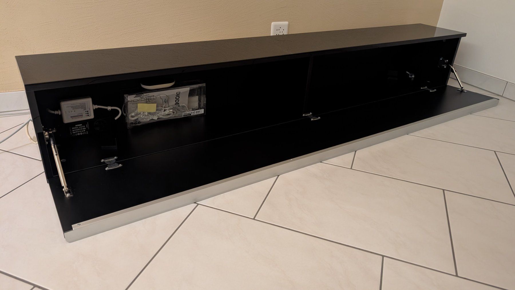 Ikea Mobili TV: Fernsehmöbel mit Wandmöbel mit Led Indirektbeleuchtung – Usato da Besenbüren venduto da dabaesi88 4